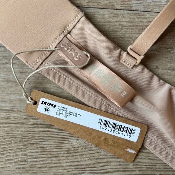 SKIMS Ultimate Push-Up Strapless Bra - Picture 3 of 9